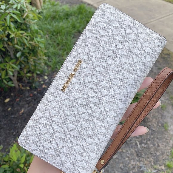 MK JST LG CONTINENTAL WALLET WRISTLET VANILLA - Picture 1 of 5